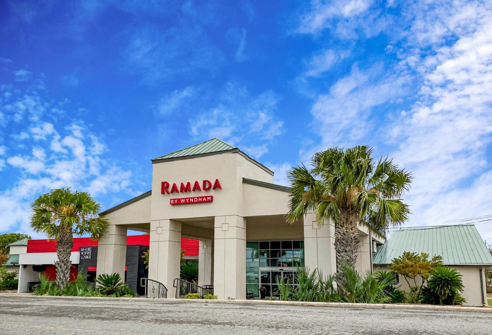 Отель Ramada By Wyndham Дель-Рио Экстерьер фото